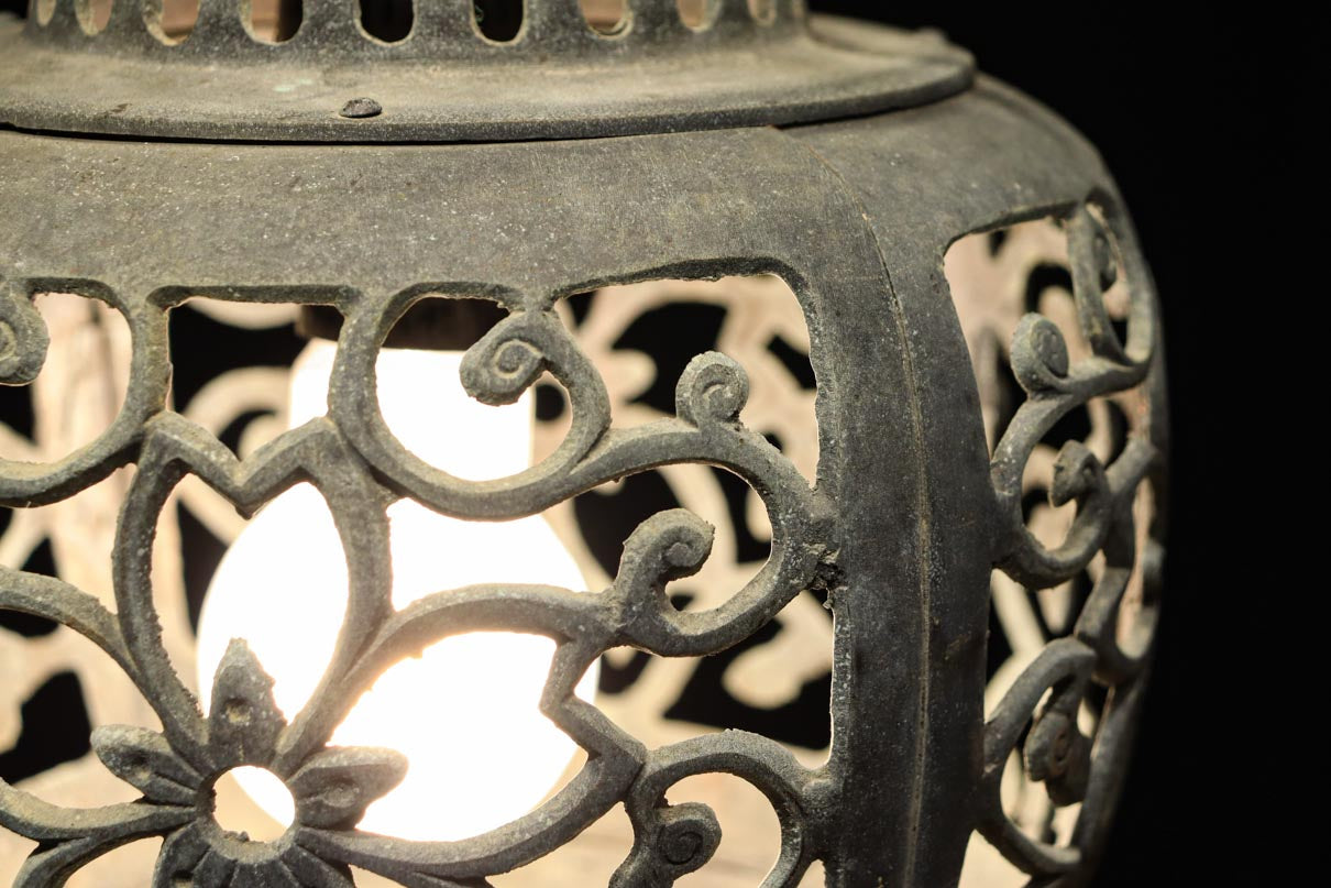 桜と蔦の透かし柄が映える吊り灯籠　DC8526