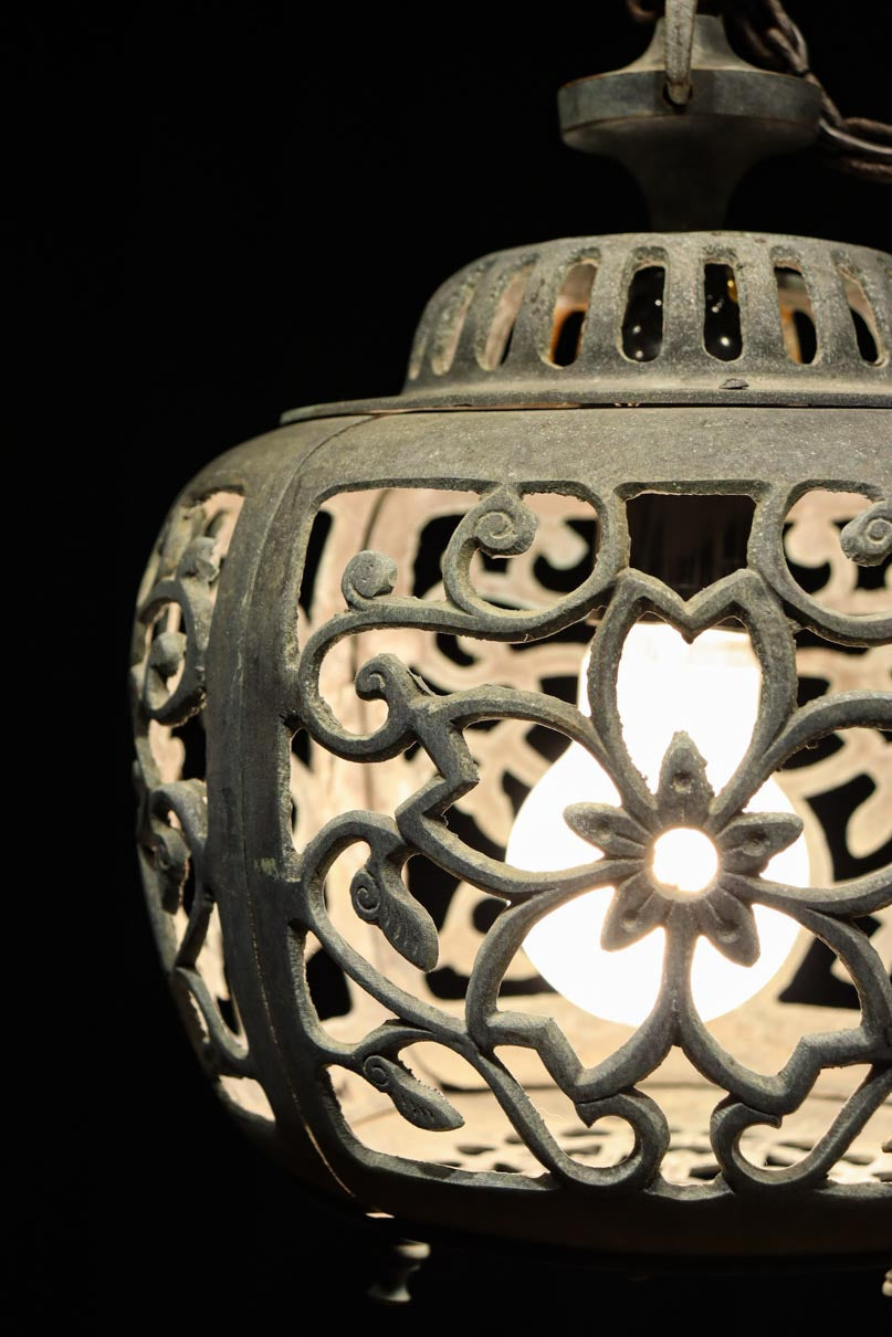 桜と蔦の透かし柄が映える吊り灯籠　DC8526