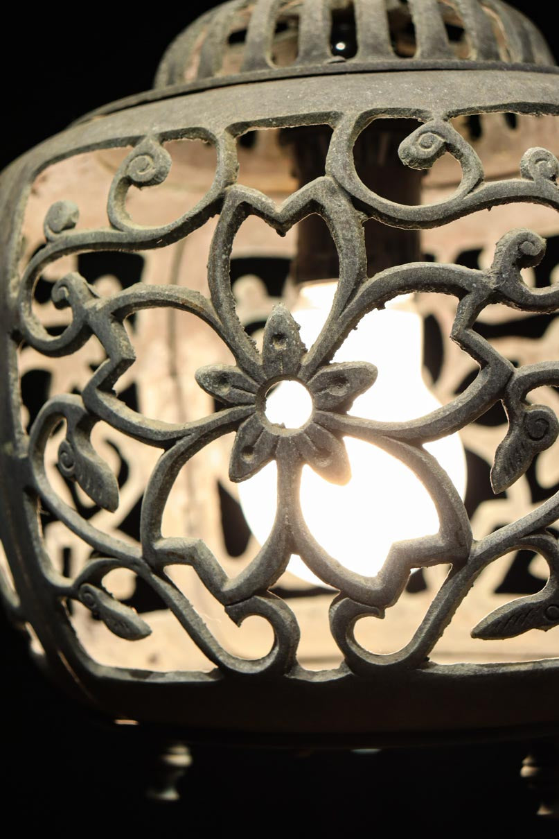 桜と蔦の透かし柄が映える吊り灯籠　DC8526