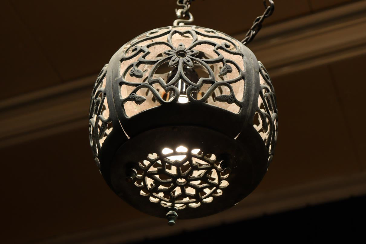 桜と蔦の透かし柄が映える吊り灯籠　DC8526