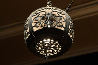 桜と蔦の透かし柄が映える吊り灯籠　DC8526