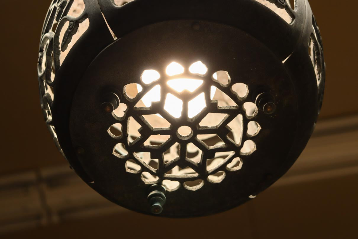 桜と蔦の透かし柄が映える吊り灯籠　DC8526