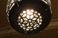 桜と蔦の透かし柄が映える吊り灯籠　DC8526