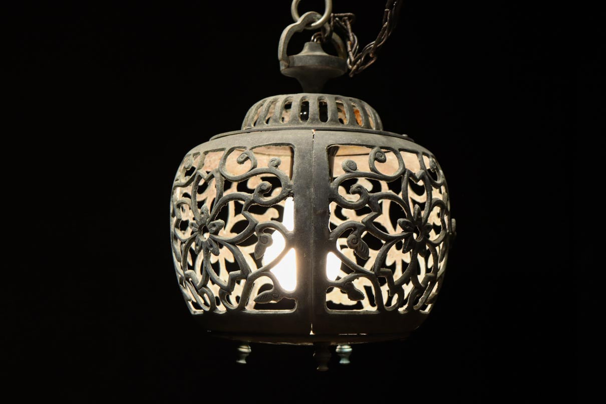 桜と蔦の透かし柄が映える吊り灯籠 DC8526 – 古福庵 [ KOFUKUAN