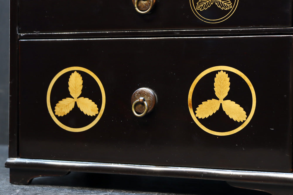 艶やかな黒漆が美しい蒔絵櫛箪笥　DC8527