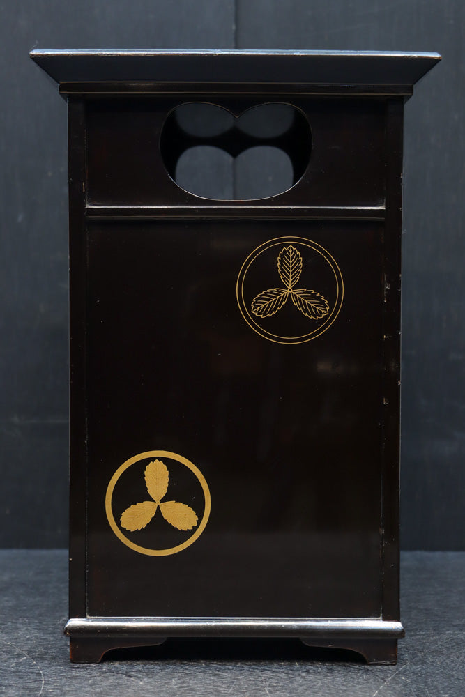 艶やかな黒漆が美しい蒔絵櫛箪笥　DC8527