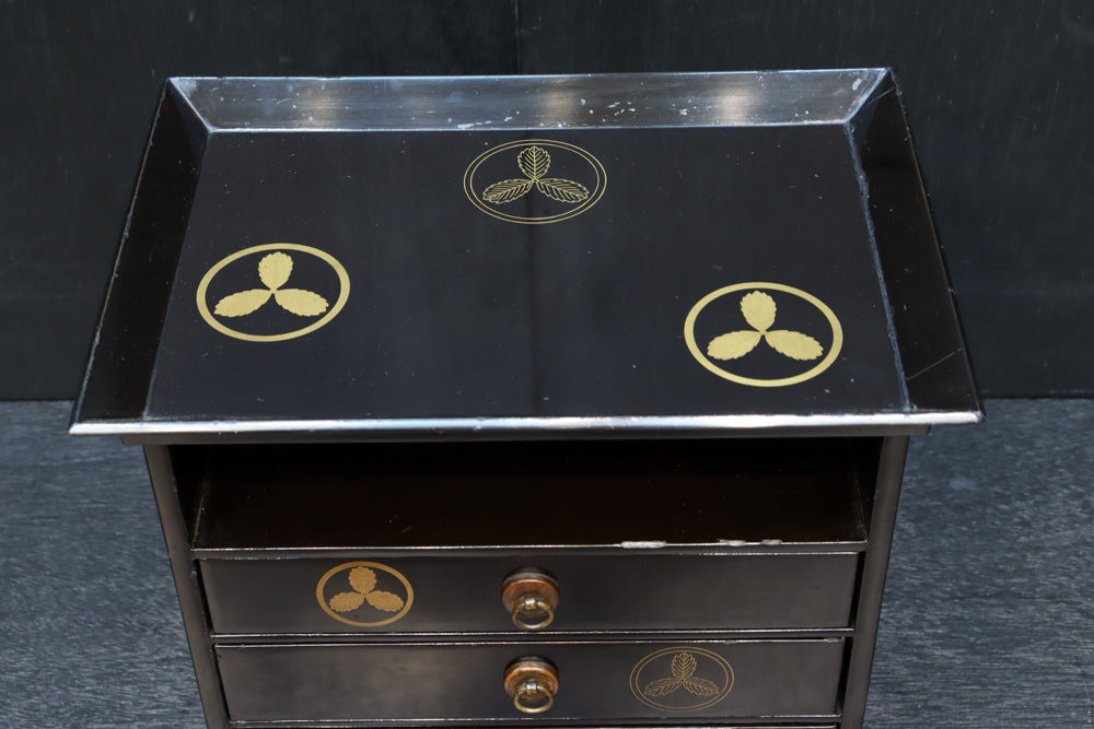 艶やかな黒漆が美しい蒔絵櫛箪笥　DC8527