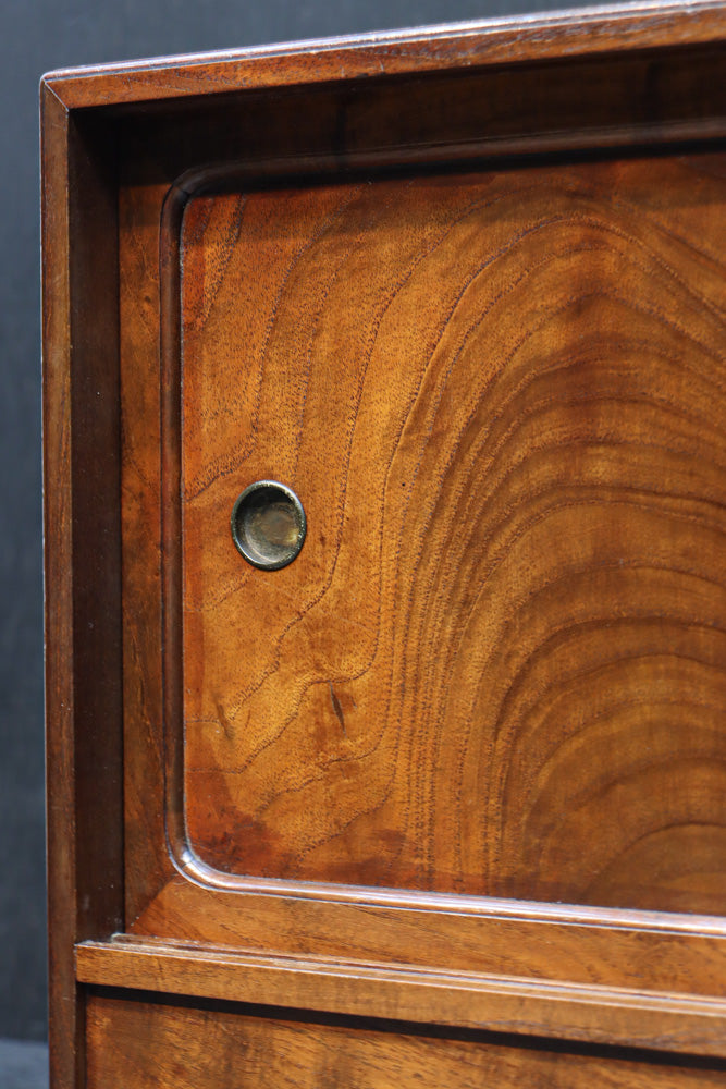 上質感漂う二枚引き戸の小さな茶箪笥　DC8528