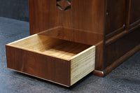 上質感漂う二枚引き戸の小さな茶箪笥　DC8528