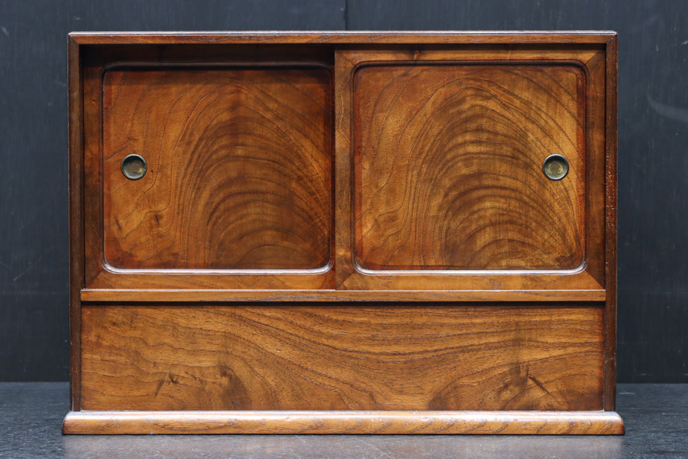 上質感漂う二枚引き戸の小さな茶箪笥　DC8528