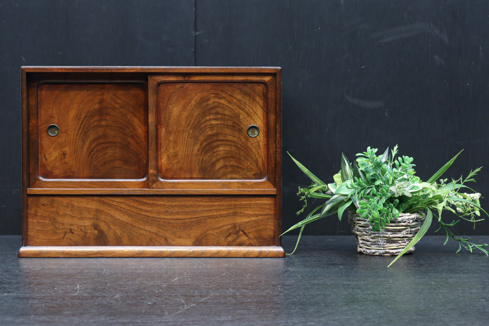 上質感漂う二枚引き戸の小さな茶箪笥　DC8528