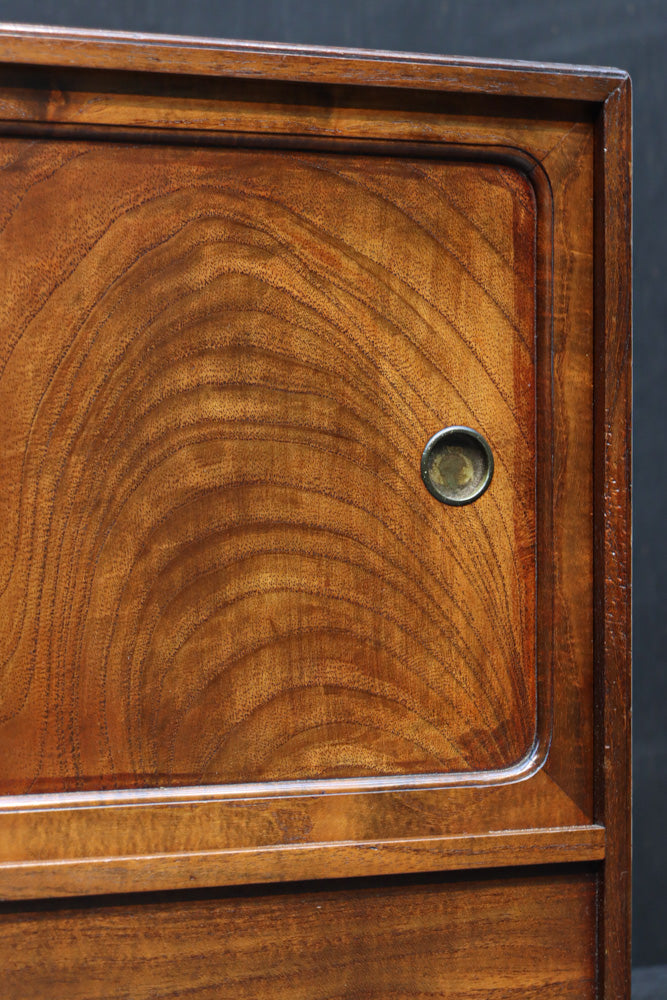 上質感漂う二枚引き戸の小さな茶箪笥　DC8528