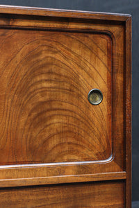 上質感漂う二枚引き戸の小さな茶箪笥　DC8528