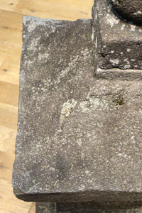 時代の風合いを纏った貫禄の佇まいをした石灯籠　DC8537