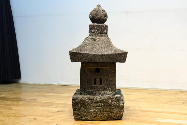 時代の風合いを纏った貫禄の佇まいをした石灯籠　DC8537