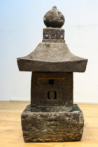 時代の風合いを纏った貫禄の佇まいをした石灯籠　DC8537