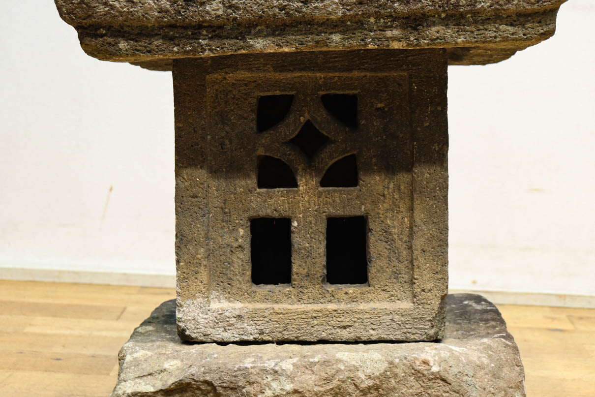 歴史を重ねた風合い豊かな石灯籠 DC8538 – 古福庵 [ KOFUKUAN