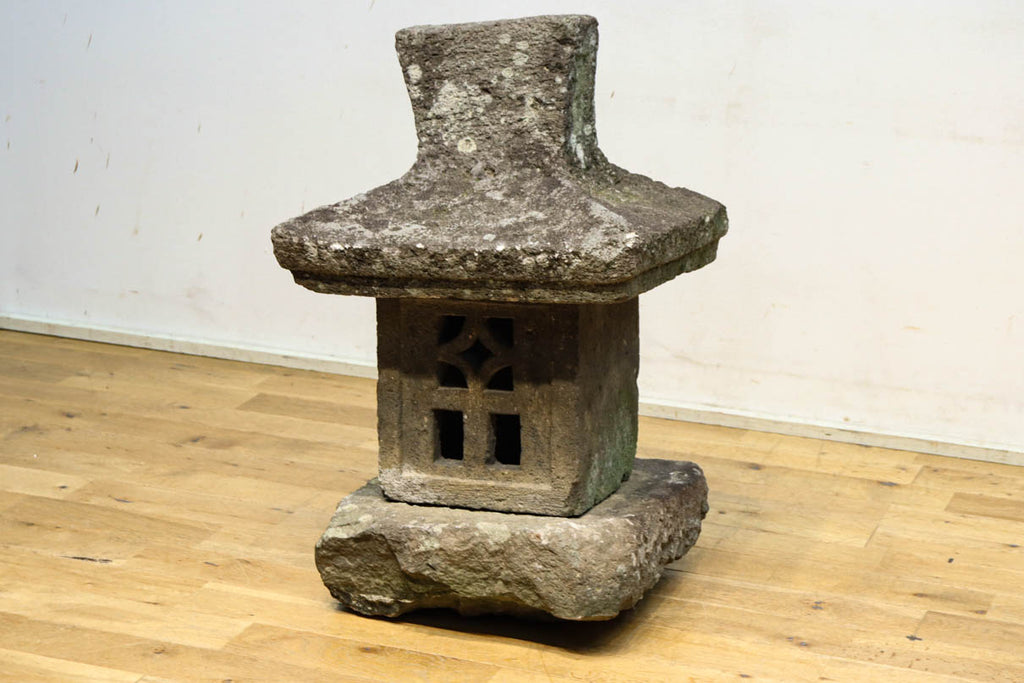 歴史を重ねた風合い豊かな石灯籠 DC8538 – 古福庵 [ KOFUKUAN