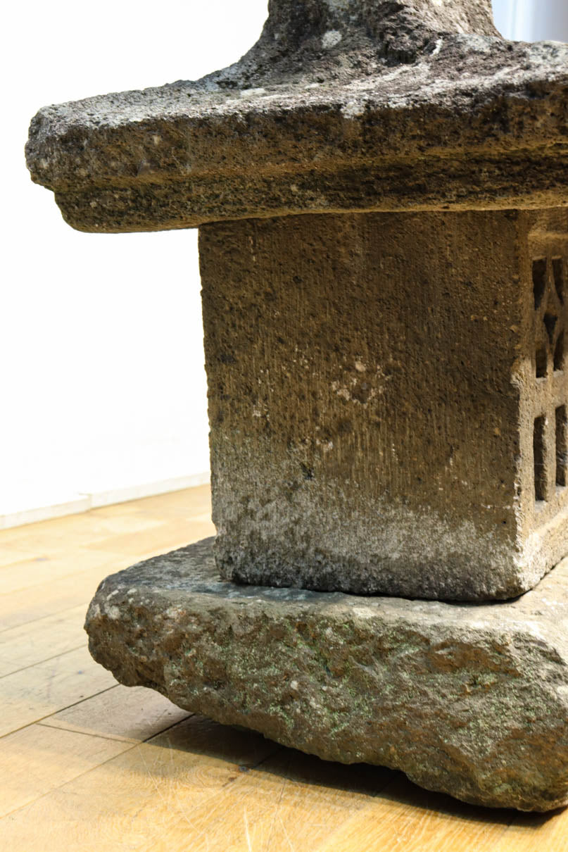 歴史を重ねた風合い豊かな石灯籠 DC8538 – 古福庵 [ KOFUKUAN