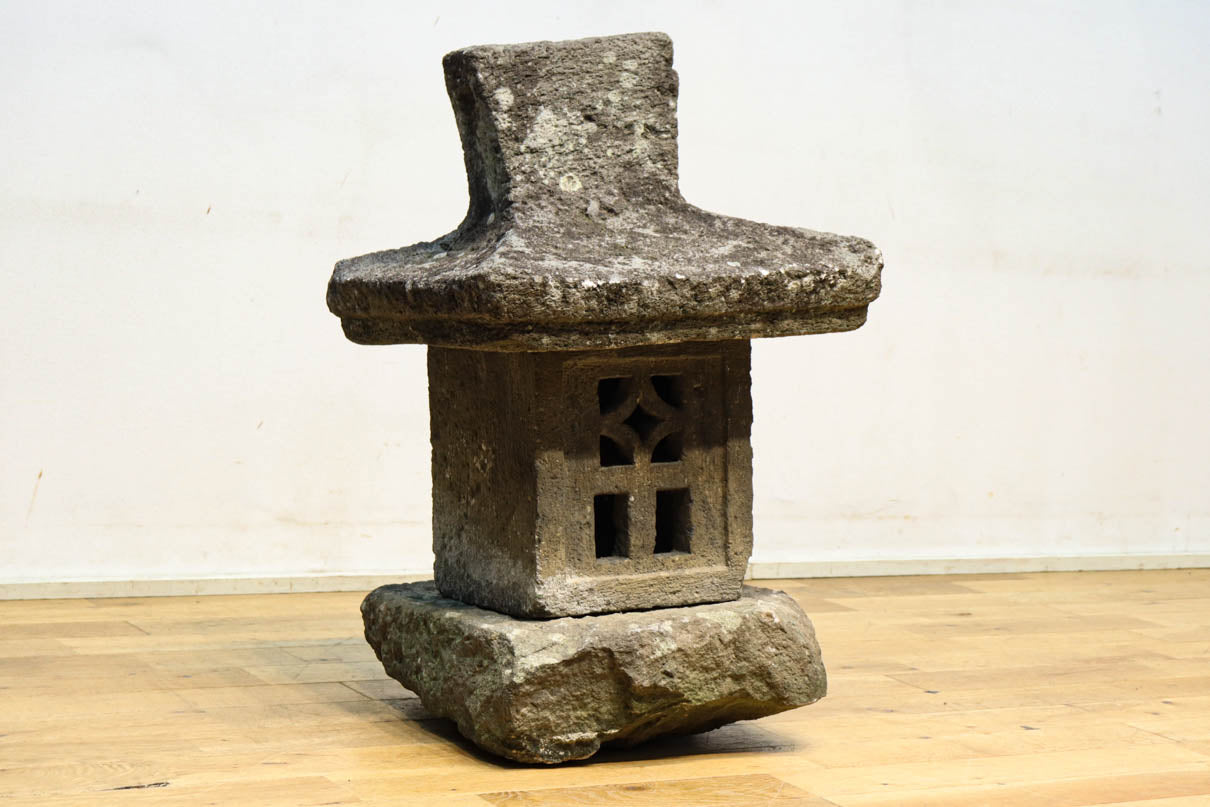 歴史を重ねた風合い豊かな石灯籠 DC8538 – 古福庵 [ KOFUKUAN