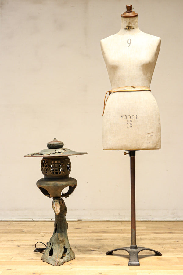 古木をモチーフにした鉄製の置き灯籠　DC8541