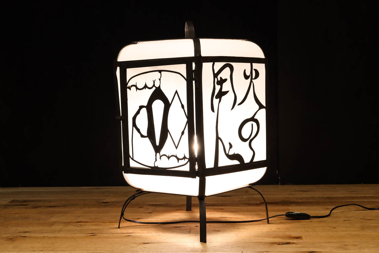 趣きある「火の用心」文字が浮かぶ鉄行灯(あんどん)　DC8551