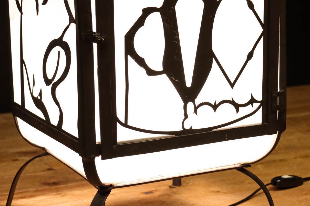 趣きある「火の用心」文字が浮かぶ鉄行灯(あんどん)　DC8551