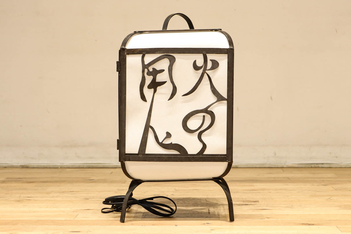 趣きある「火の用心」文字が浮かぶ鉄行灯(あんどん)　DC8551