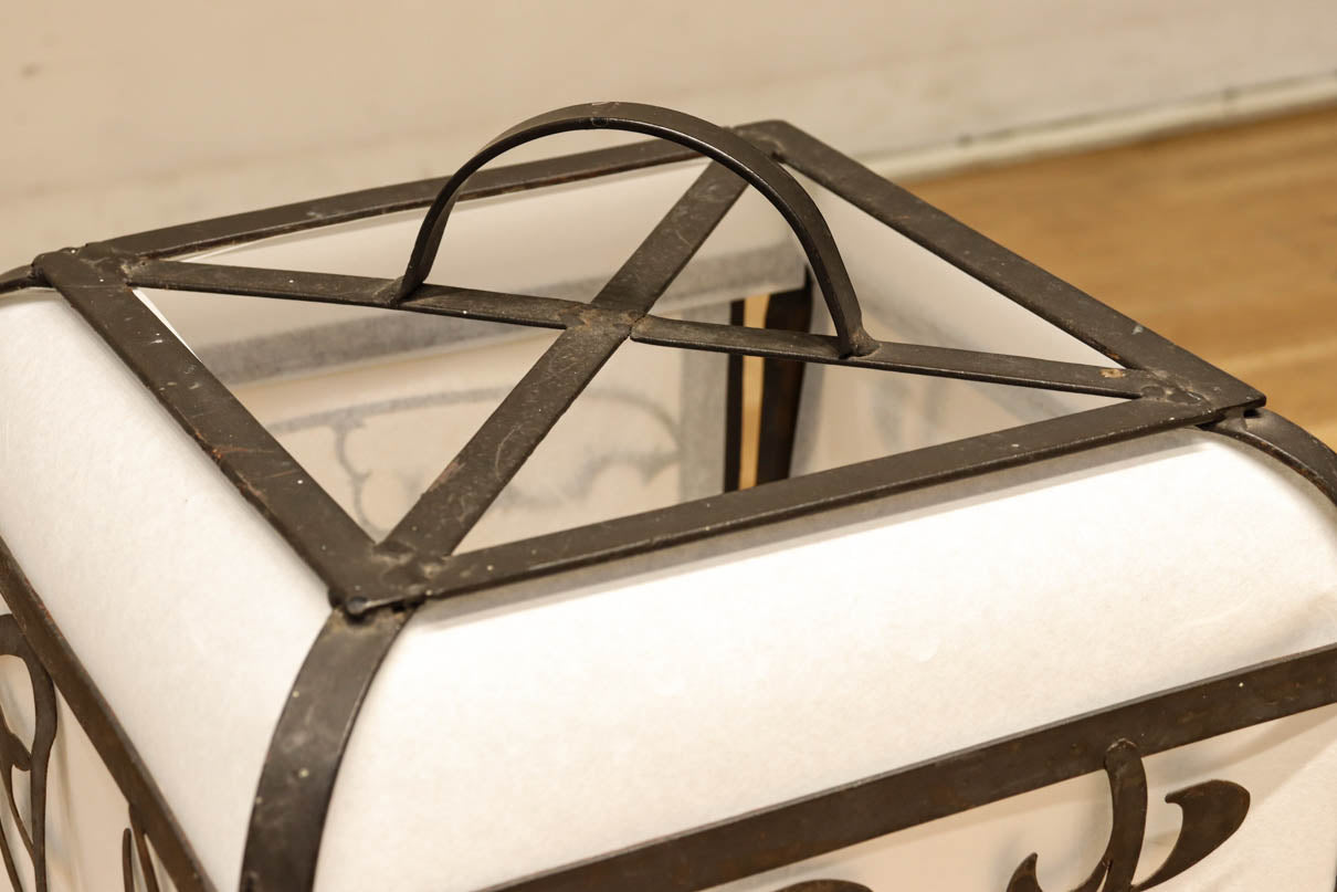 趣きある「火の用心」文字が浮かぶ鉄行灯(あんどん)　DC8551