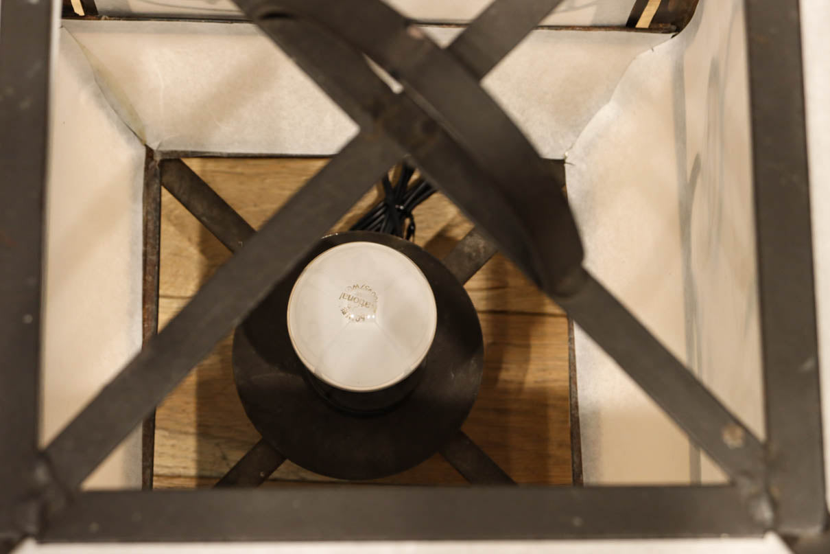 趣きある「火の用心」文字が浮かぶ鉄行灯(あんどん)　DC8551