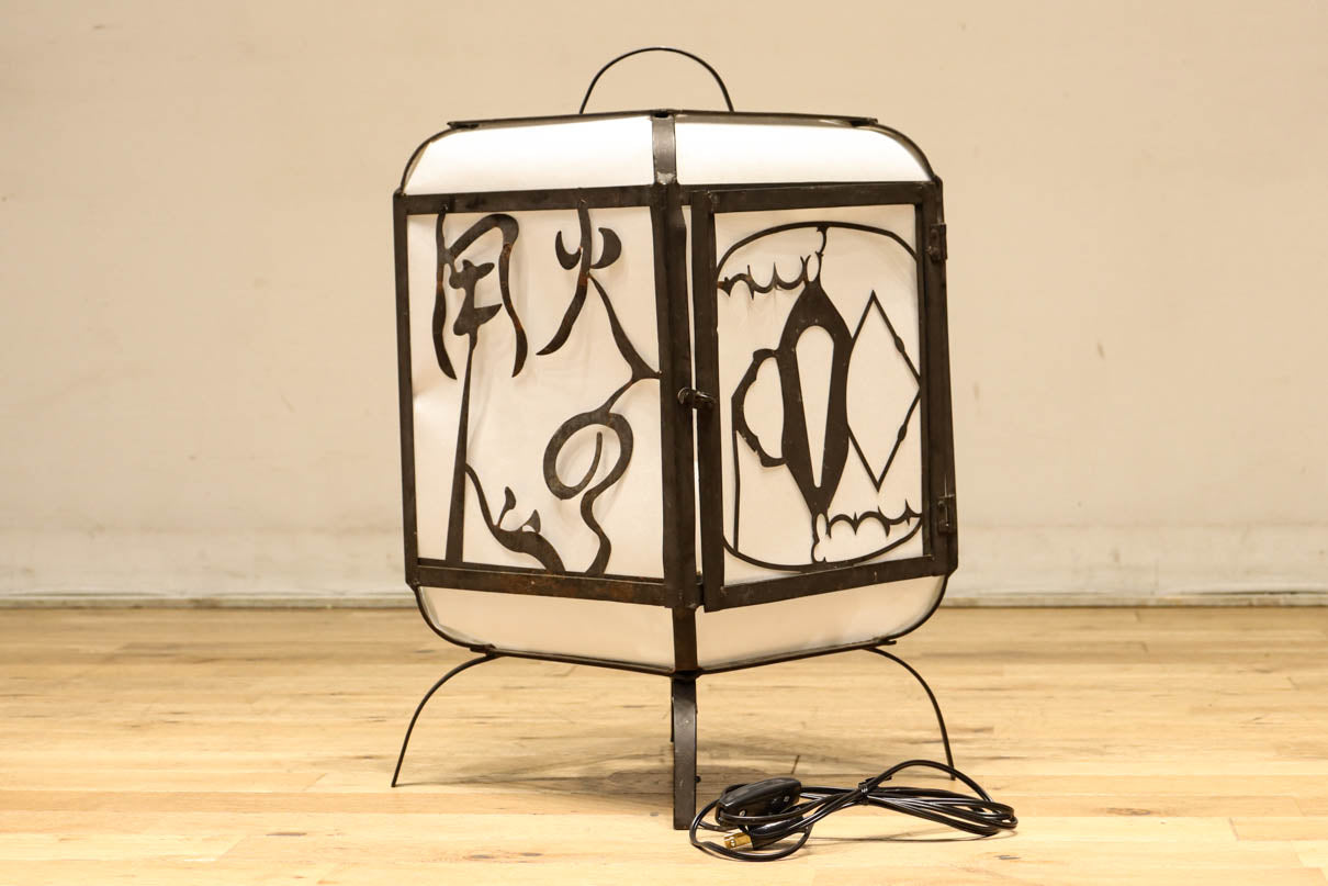 趣きある「火の用心」文字が浮かぶ鉄行灯(あんどん)　DC8551