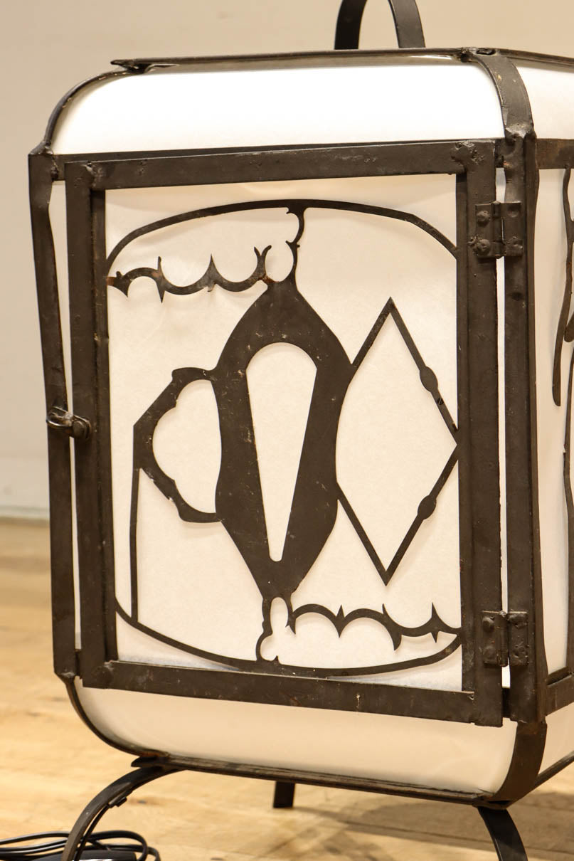 趣きある「火の用心」文字が浮かぶ鉄行灯(あんどん)　DC8551