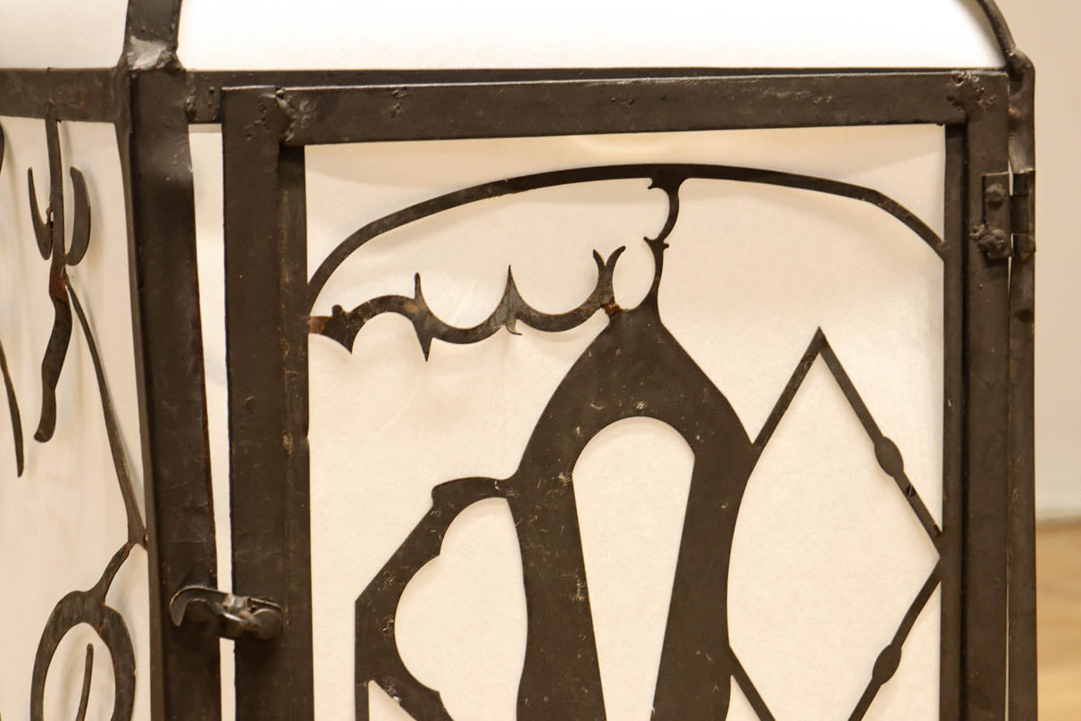 趣きある「火の用心」文字が浮かぶ鉄行灯(あんどん)　DC8551