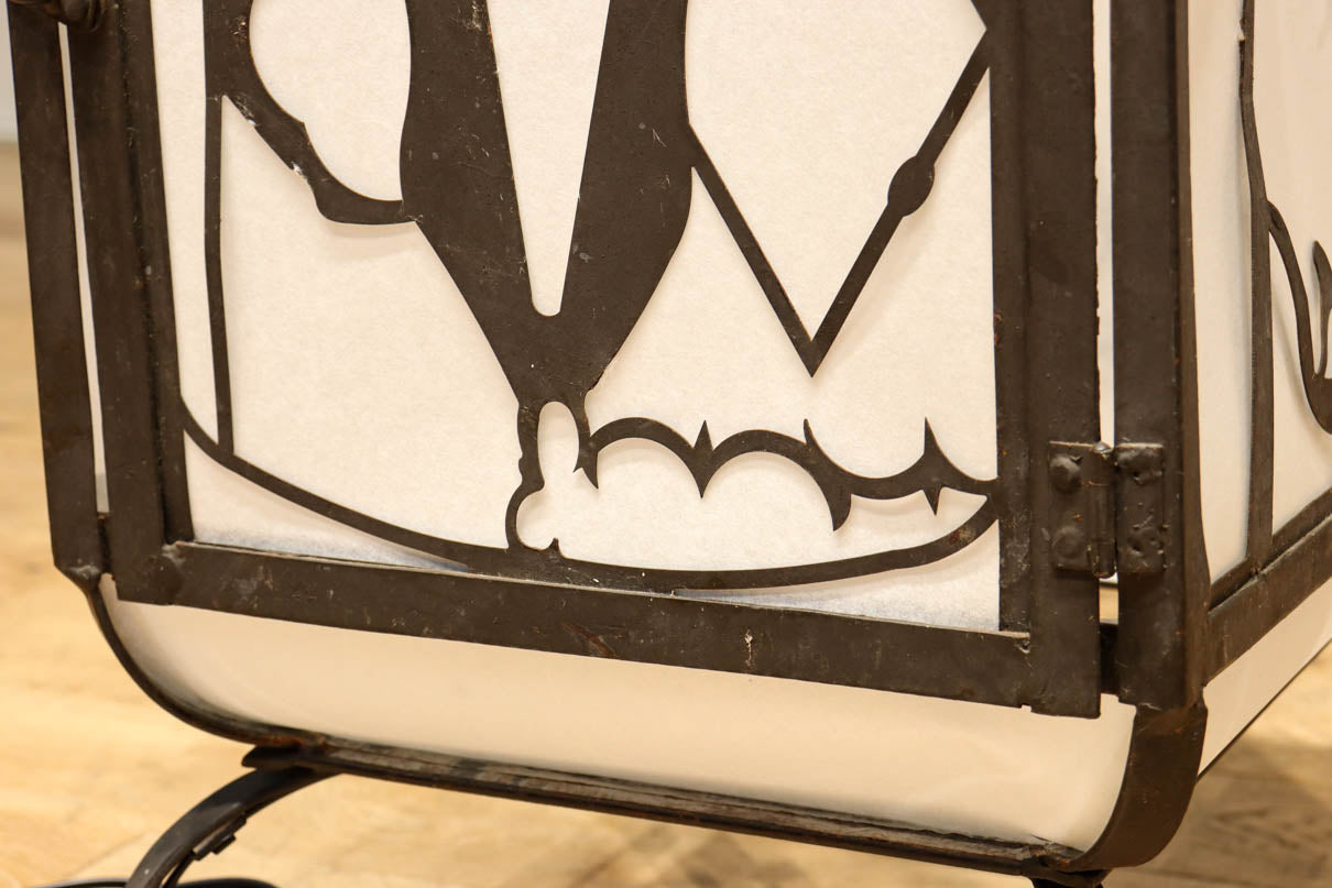 趣きある「火の用心」文字が浮かぶ鉄行灯(あんどん)　DC8551