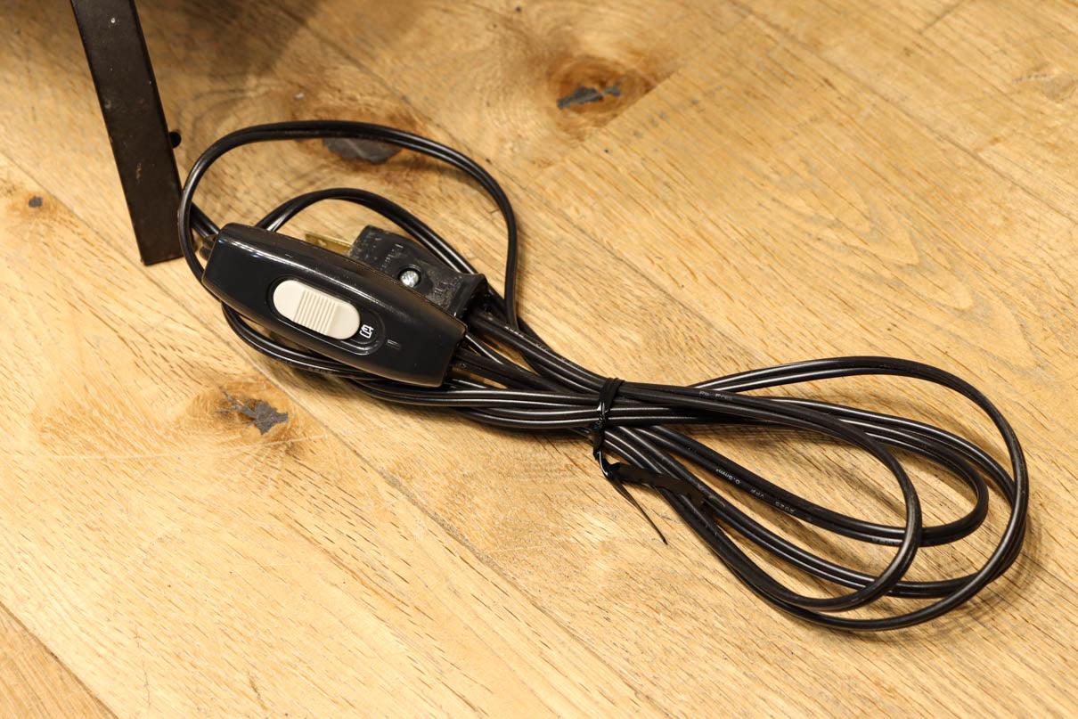 趣きある「火の用心」文字が浮かぶ鉄行灯(あんどん)　DC8551