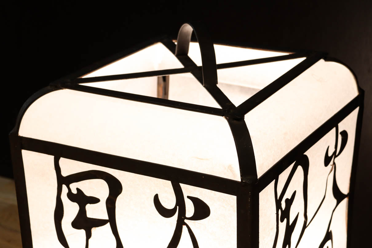 趣きある「火の用心」文字が浮かぶ鉄行灯(あんどん)　DC8551