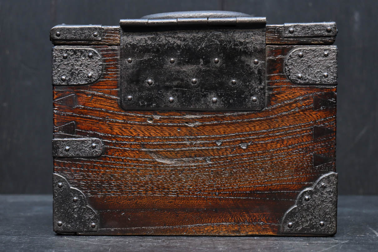 歴史の貫録溢れる堅牢な面持ちの硯箱 DC8563 – 古福庵 [ KOFUKUAN