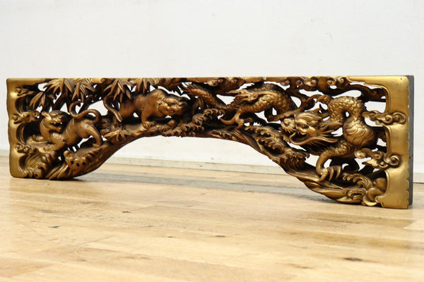 圧倒的な表現力の彫刻で龍と獅子を描いた彫刻飾り　DC8578　在庫1個