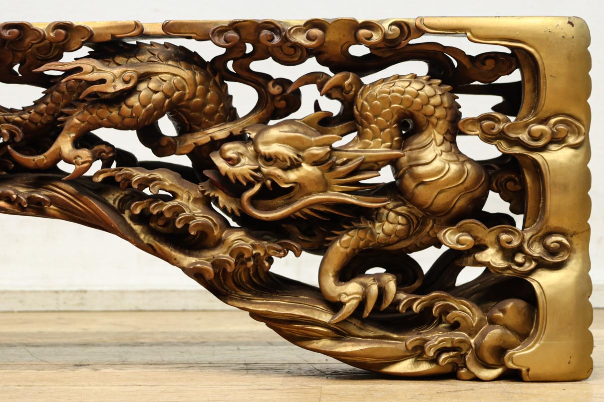 圧倒的な表現力の彫刻で龍と獅子を描いた彫刻飾り DC8578 在庫1個 – 古