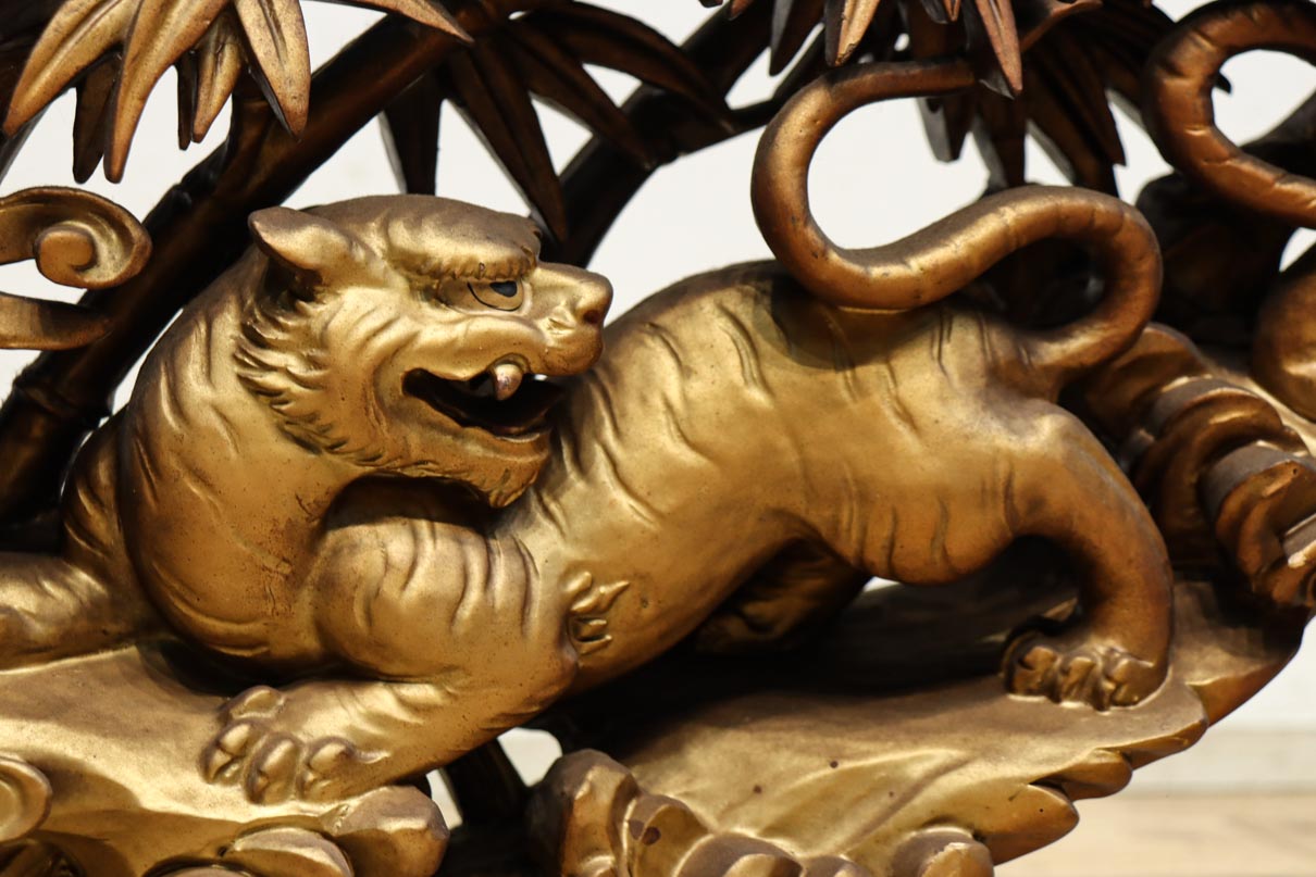 圧倒的な表現力の彫刻で龍と獅子を描いた彫刻飾り DC8578 在庫1個 – 古