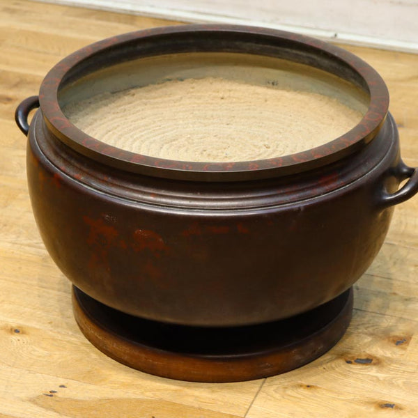 落ち着いた雰囲気ある置台付き鍋型火鉢(灰入り) DC8579 在庫1組 – 古福