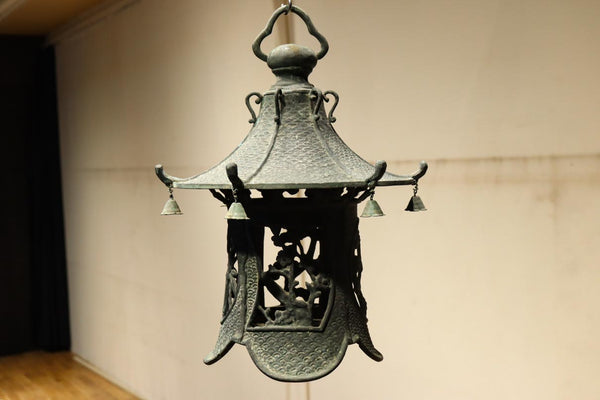 松竹梅の透かし絵で縁起良い吊り灯籠　DC8597