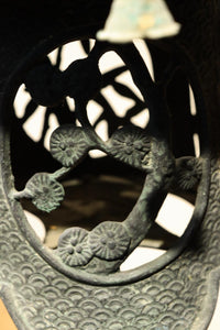 松竹梅の透かし絵で縁起良い吊り灯籠　DC8597