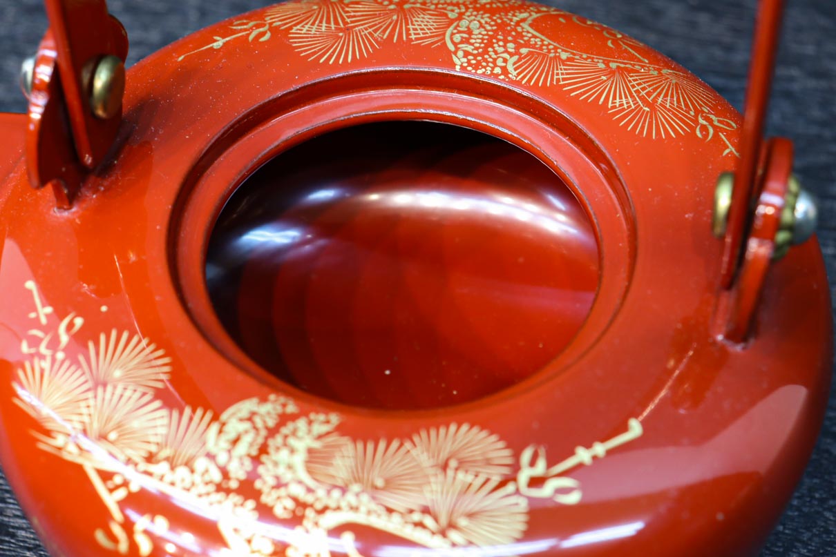 朱漆に黄金色が映える洗練されたお屠蘇セット　DC8600