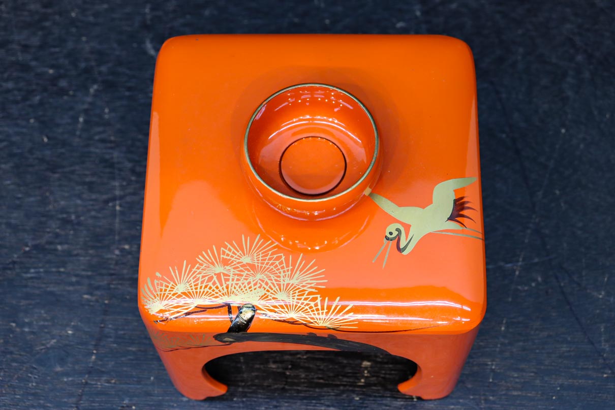 朱漆に黄金色の鶴松を添えた上品なお屠蘇セット　DC8601