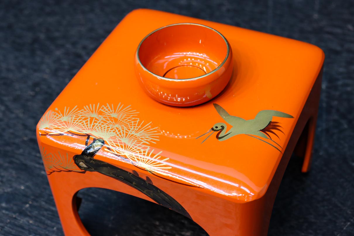 朱漆に黄金色の鶴松を添えた上品なお屠蘇セット　DC8601