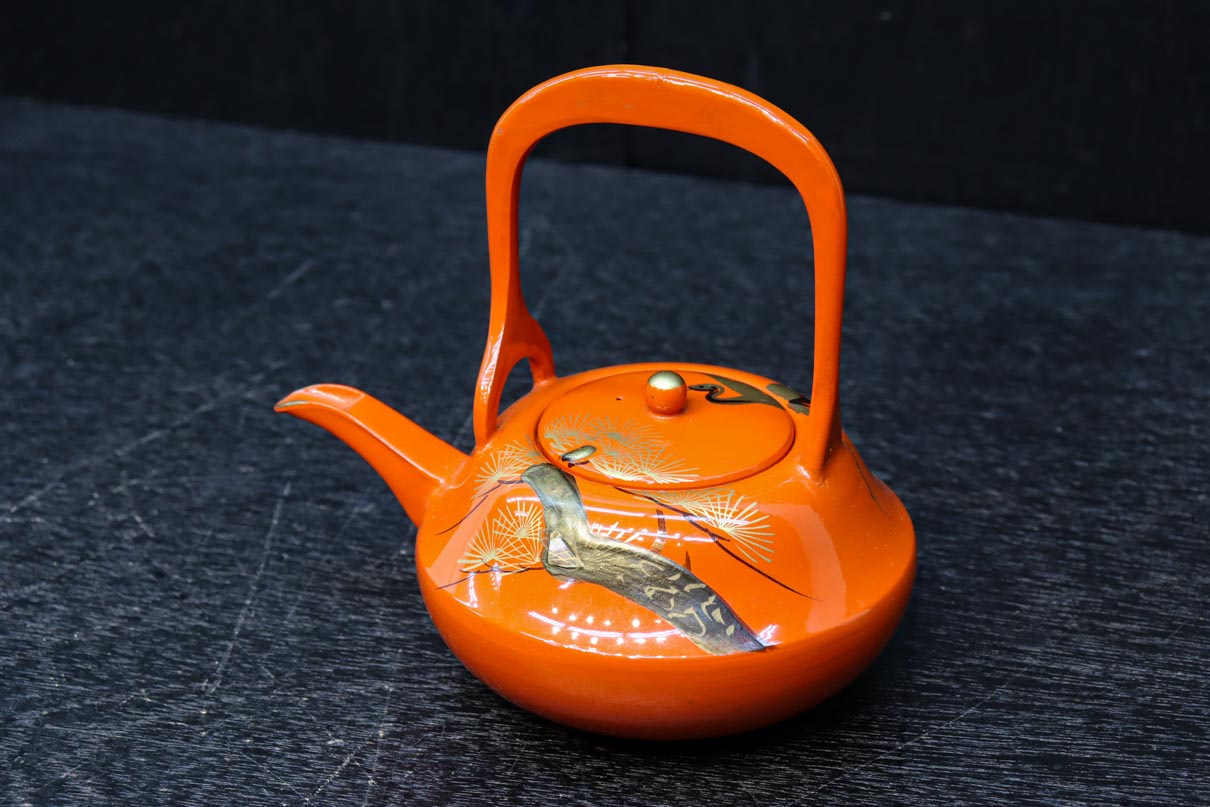 朱漆に黄金色の鶴松を添えた上品なお屠蘇セット　DC8601