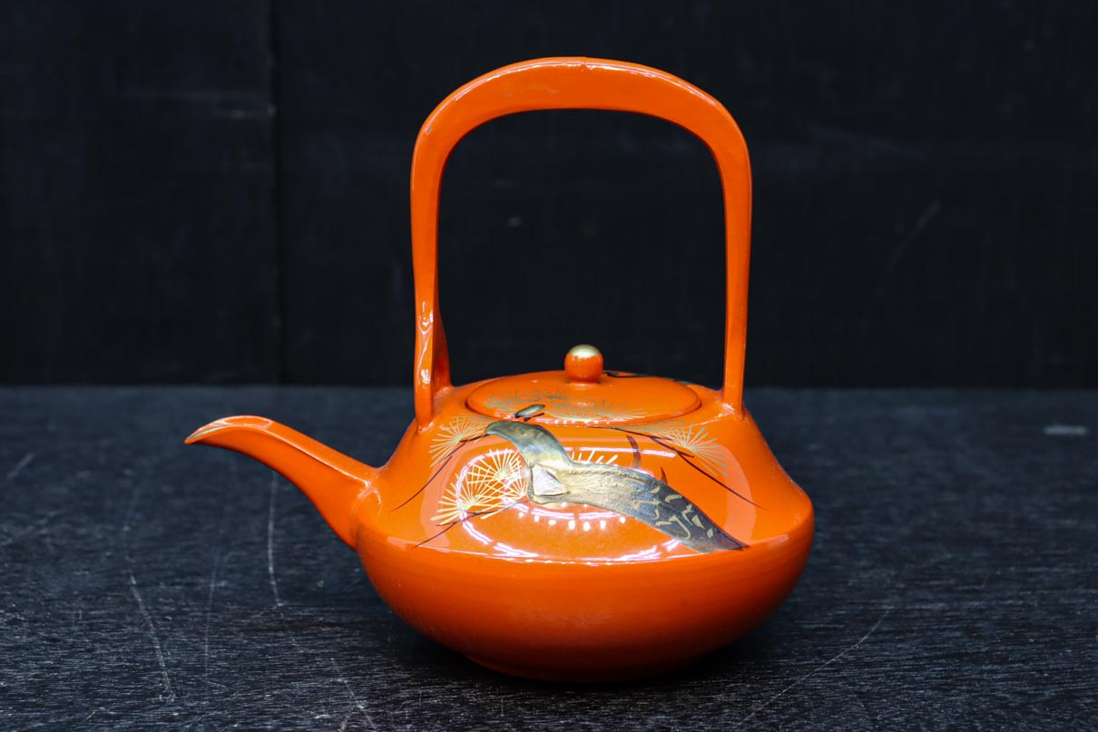 朱漆に黄金色の鶴松を添えた上品なお屠蘇セット　DC8601