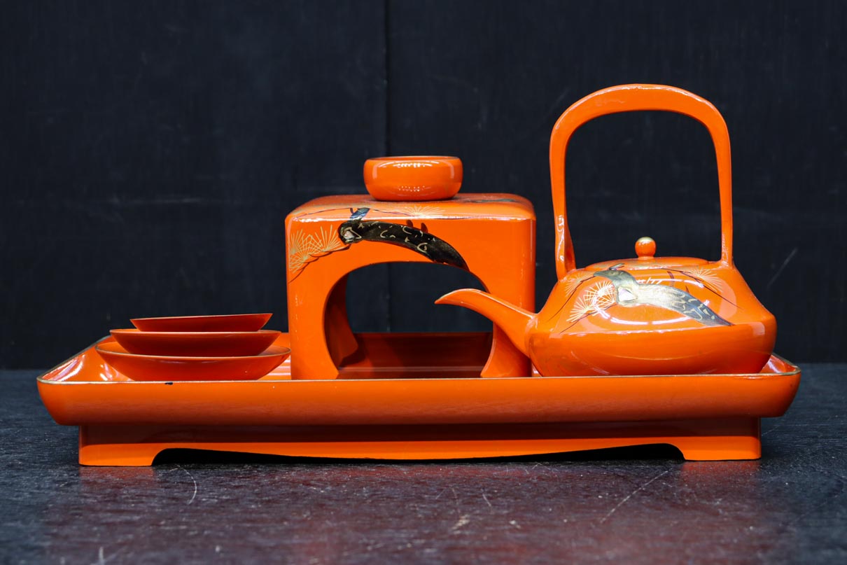 朱漆に黄金色の鶴松を添えた上品なお屠蘇セット　DC8601