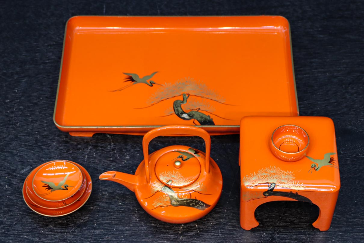 朱漆に黄金色の鶴松を添えた上品なお屠蘇セット　DC8601